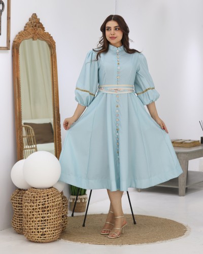 فستان ميد مزين بزراير ملكيه