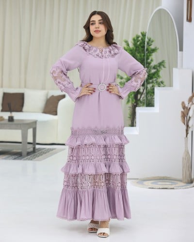 فستان طويل مزين بطبقات الدانتيل