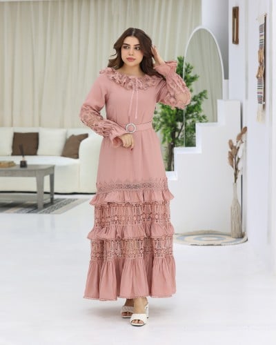 فستان طويل مزين بطبقات الدانتيل