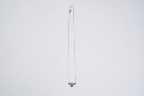 سلسال مشراق فضي بحجر وردي