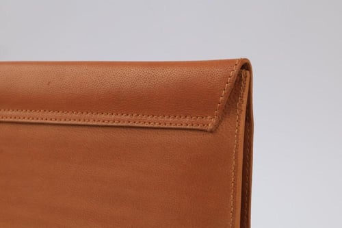 حقيبة ايباد | الرمال | اللون الجملي