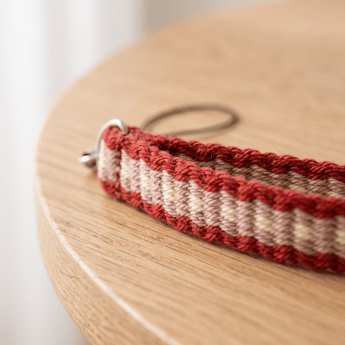 تعليقة جوال السدو - اللون الأحمر