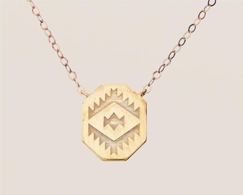 قلادة فضة مطلية بالذهب - مستوحاة من نقوش نجد