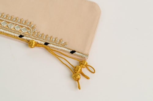 حافظة نظارة بشت مطرز - بيج