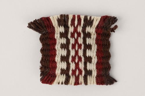 بروش أناقة السدو-اللون الأسود و الأحمر