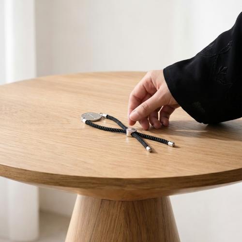 السوار الأسود الملكي