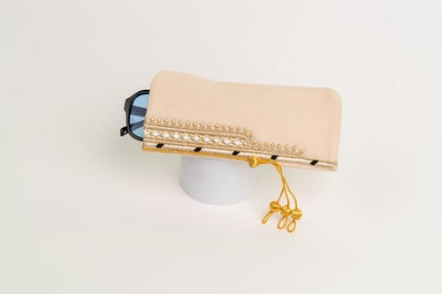 حافظة نظارة بشت مطرز - بيج