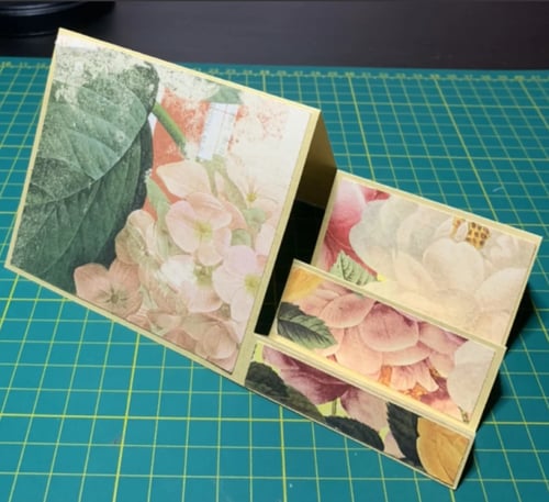 مطوية قاعدة الدرج