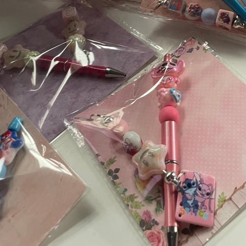 طقم الشخصيات قلم و ميدالية