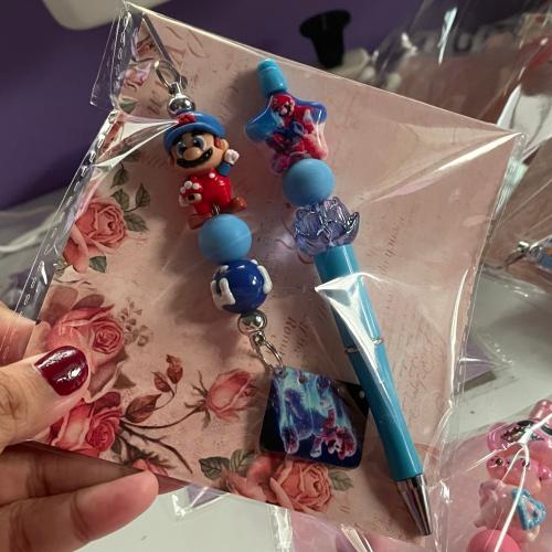 طقم الشخصيات قلم و ميدالية