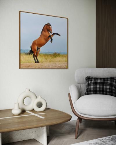 لوحة كانفاس حصان واقف بتصميم يعكس القوة والهيبة في...