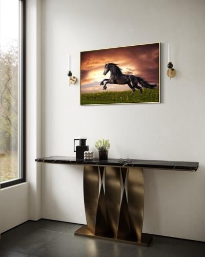 لوحة كانفاس حصان منطلق في الطبيعة بتصميم يعكس الحر...