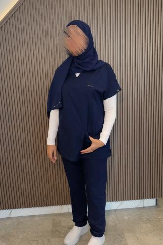سكراب طبي بياقة V باللون الكحلي الغامق F-008