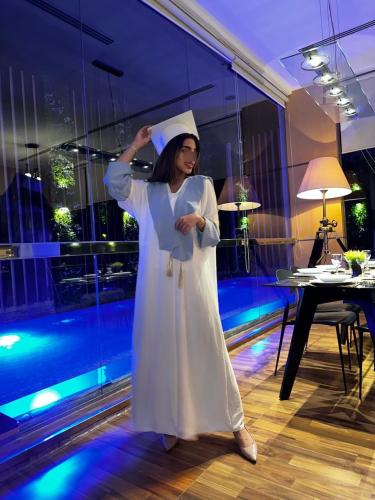 عبايه تخرج ابيض