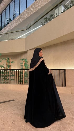 R79 عبايات سوداء فخمة