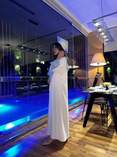 عبايه تخرج ابيض