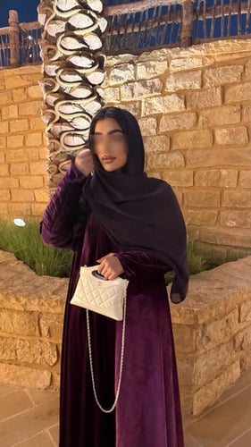 R81 عباية كلوش مخمل