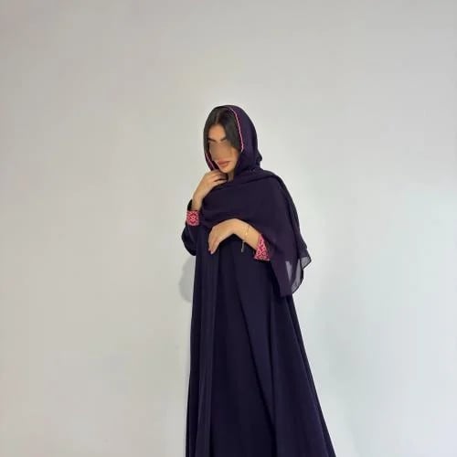 عباية يارا البنفسجية بتفاصيل هندسية وردية