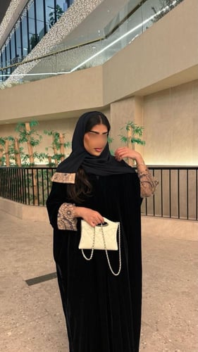 R79 عبايات سوداء فخمة
