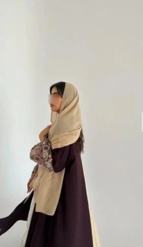 عباية ديم العنابية والبيج بتفاصيل منقوشة