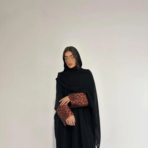 عباية رُبى السوداء بأكمام تفتة عنابية
