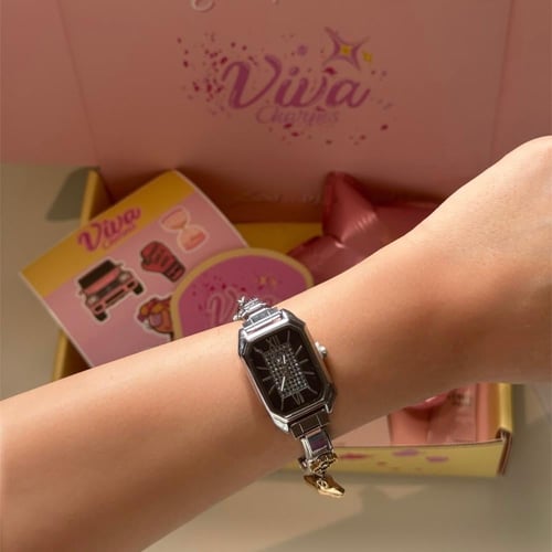 ساعة بتنسيق باللون الاسود