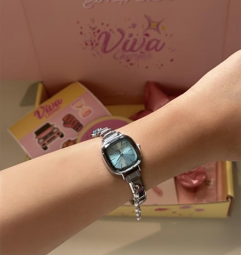 ساعة بتنسيق باللون الازرق