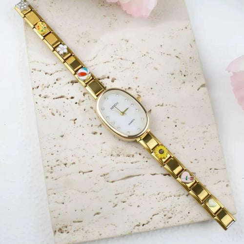 ساعة ذهبية مع التشارمز