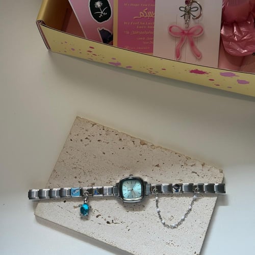 ساعة بتنسيق باللون الازرق