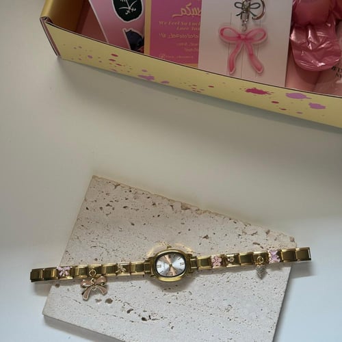 ساعة بتنسيق باللون الذهبي بتنسيق وردي