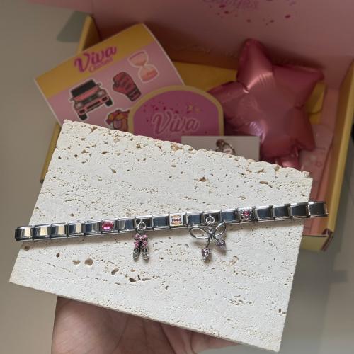 اسوارة فضية بتنسيق وردي