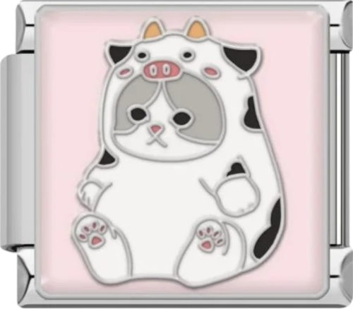 تشارمز فضي قطة ترتدي زي بقرة