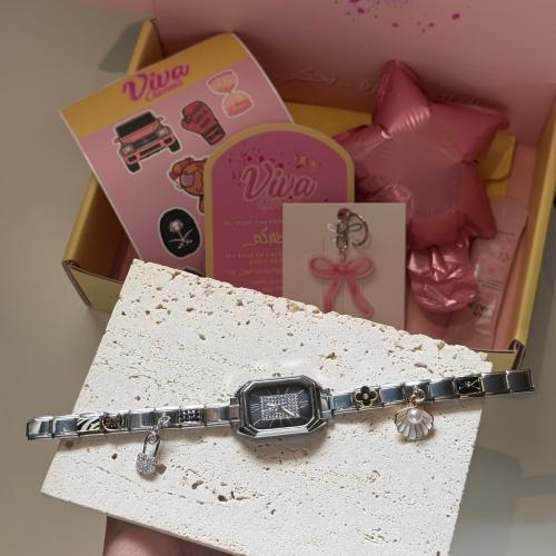 ساعة بتنسيق باللون الاسود