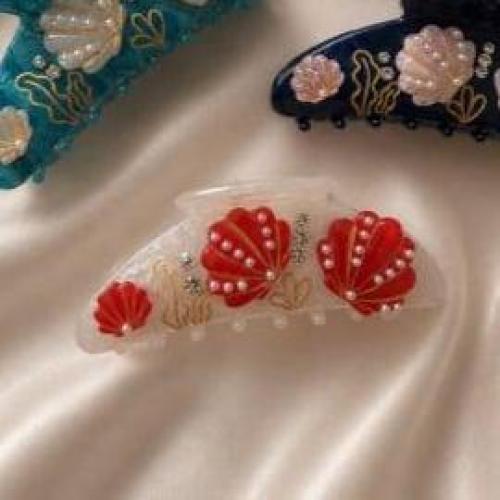 شباصة شعر بتصميم أصداف لون ابيض