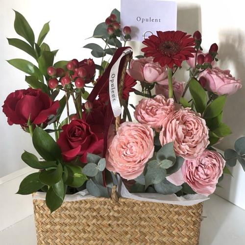 سلة ورد حمراء