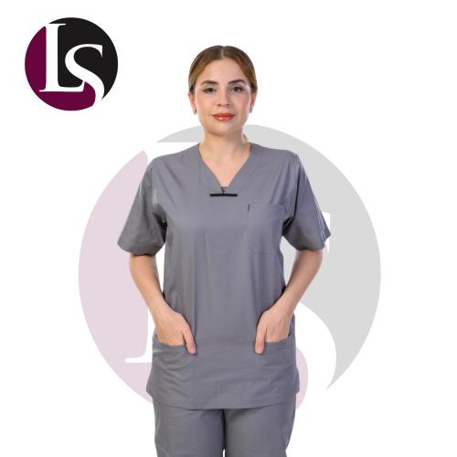 سكراب طبي رمادي بقصة مربع وطرف أسود في الصدرD07