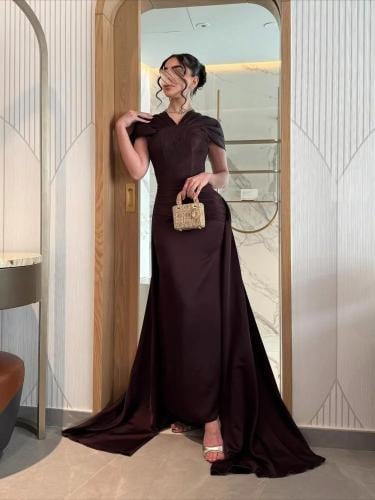 فستان سهرة ناعم طويل كلوش بتصميم أكتاف ملكية