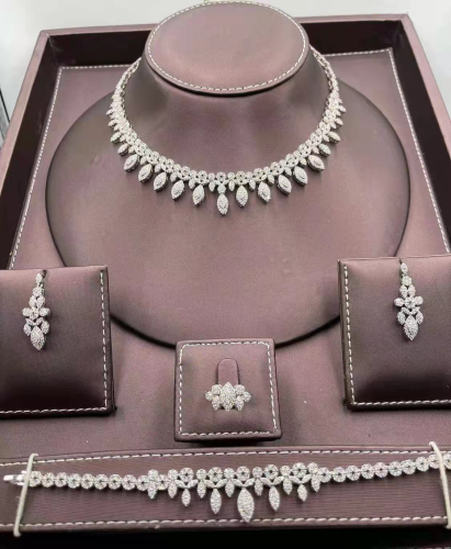 طقم مجوهرات فاخر كبير مكون من 4 قطع مع زركونيا مكع...