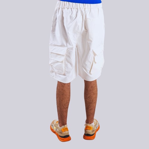 شورت متعدد الجيوب أبيض