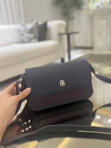 شنطه تومي جلد سقنتشر احمر وكحلي