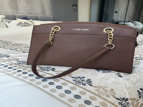 شنطه كيلفن كلاين متوسطه بهانل كتف + استراب طويل