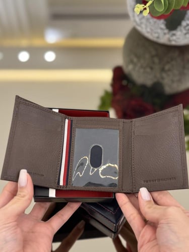 محفظه تومي لون بني