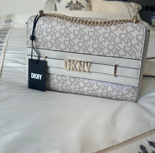 شنطه دكني متوسطه لون اسود سقنتشر