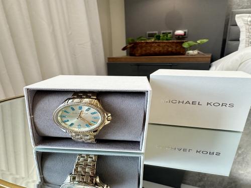 ساعه مايكل كورس ذهبي مع كرستال فيروزي