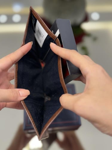 محفظة رجاليه من تومي اللون جملي