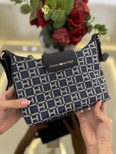 شنطه تومي لون كحلي سقنتشر