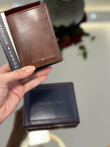 محفظة رجاليه من تومي اللون جملي