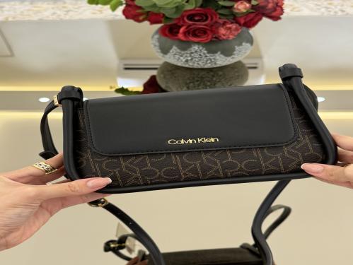 شنطه كيلفن كلاين سقنتشر بني