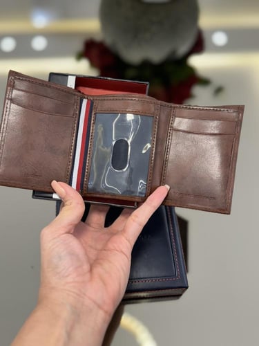 محفظة رجاليه من تومي اللون جملي