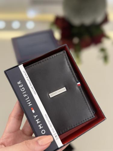 محفظه تومي رجاليه لون بني